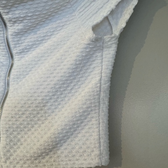 Bebe White Textured Popcorn Crop Top Back Full Zipper (Size XSMALL) - Picture 5 of 7